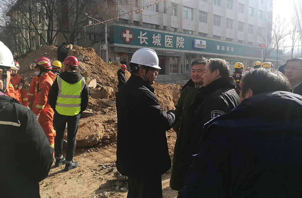 【紧急出击】公司第一时间对南大街塌陷区域开展电力抢修（图文）