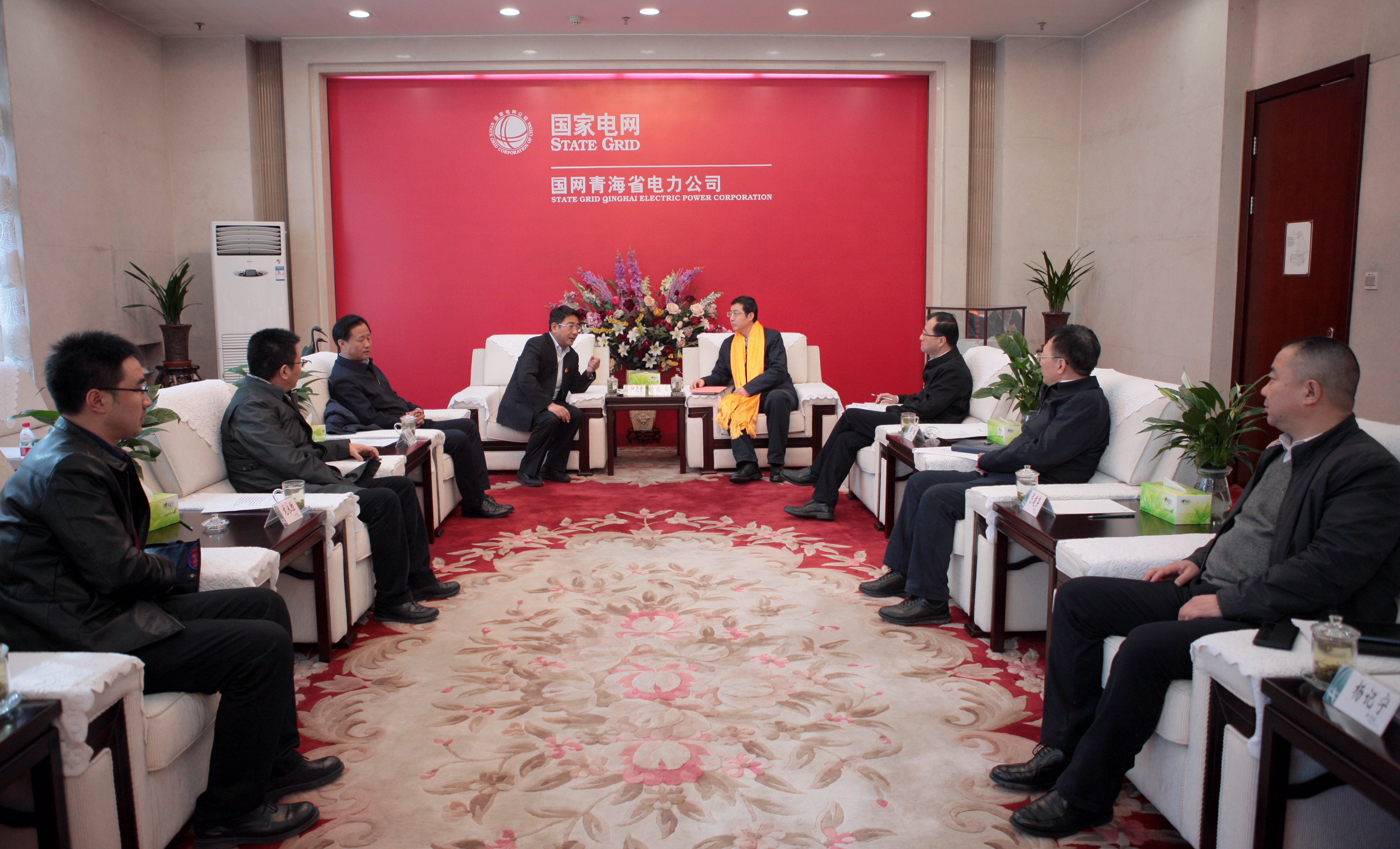 海北州长阿更登一行送来锦旗感谢公司扶贫工作（图文）